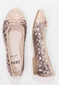 Bailarinas en charol nude con lentejuelas en rosa, doradas y plateadas. Cuentan con un lazo decorativo, plantilla acolchada y un diseño de tacón bajo.