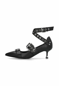 Chaussure à talon haut en cuir noir avec bout pointu, sangle de cheville, boucles argentées et petit talon métallique. Texture lisse, design minimaliste.