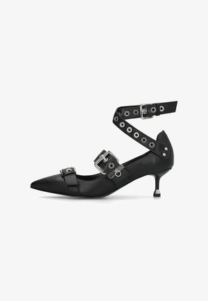 Juodas odinis aukštakulnis batelis su smailiu priekeliu, kulkšnies dirželiu, sidabriniais sagtelėmis ir mažu metaliniu kulniuku. Lygus tekstūra, minimalistinis dizainas.