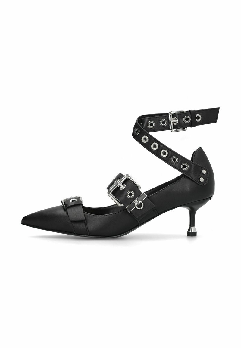 Chaussure à talon haut en cuir noir avec bout pointu, sangle de cheville, boucles argentées et petit talon métallique. Texture lisse, design minimaliste.