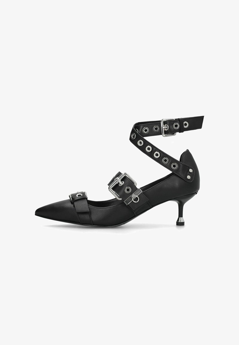 Chaussure à talon haut en cuir noir avec bout pointu, sangle de cheville, boucles argentées et petit talon métallique. Texture lisse, design minimaliste.