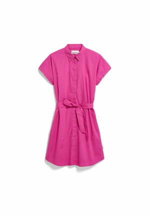 Robe chemise courte à manches courtes de couleur rose vif, avec col, boutons à l'avant et ceinture nouée à la taille sur fond blanc.