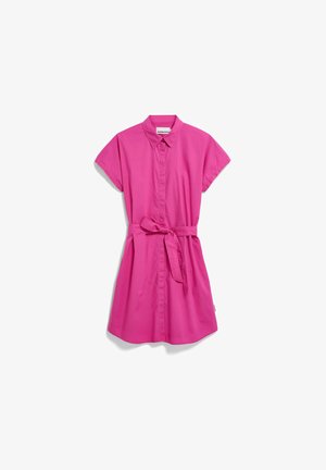 Felroze korte mouw jurk met kraag, knopen vooraan en een gestrikte tailleband op een witte achtergrond.