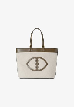 Bolsa tote de lona beige con acentos de cuero marrón, que presenta un gran diseño de bucles entrelazados en la parte frontal y dos asas de cuero.