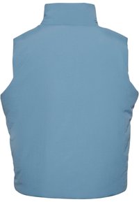 Svijetloplavi prsluk bez rukava s visokim ovratnikom. Tkanina izgleda glatko, s mat završnom obradom i bez vidljivih uzoraka ili ukrasa.