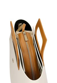 Strukturalna biała torebka z brązowymi akcentami; posiada podwójne uchwyty u góry, zamykaną na zamek przegrodę oraz gładkie wykończenie wnętrza.