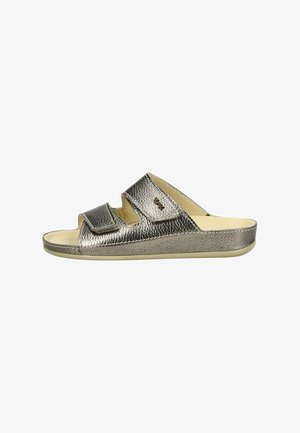 Infradito in oro metallico con due cinturini regolabili in Velcro, design open toe, parte superiore testurizzata e suola leggera.