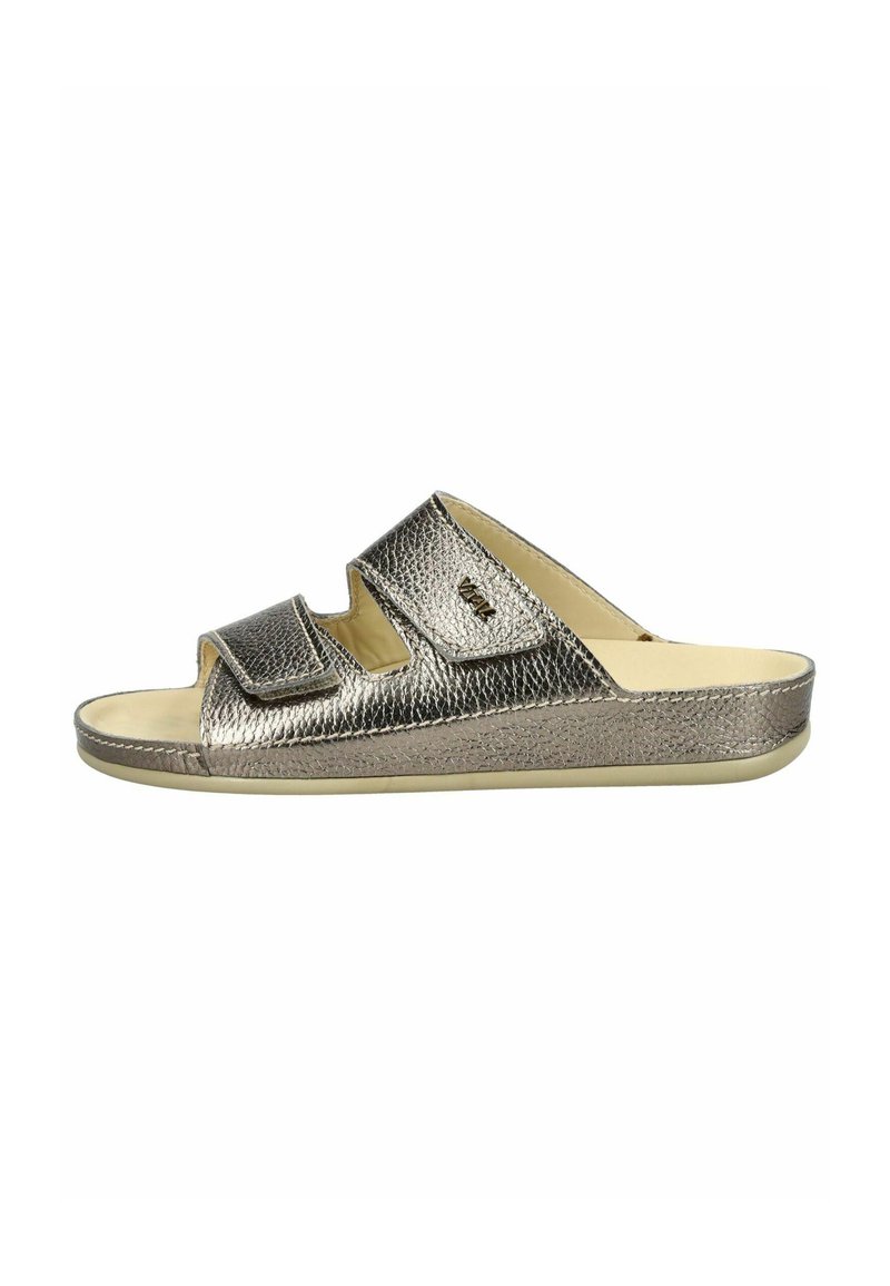 Metallic gold Slide-Sandale mit zwei verstellbaren Klettverschlüssen, offener Zehenpartie, strukturiertem Obermaterial und einer leichten Sohle.