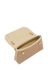 Rektangulær håndtaske med en beige læderoverdel og en struktureret lysebrun stofbund. Har to trykknapper og en guldkæde.