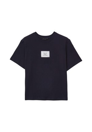 T-shirt nera a maniche corte con una piccola toppa bianca al centro che riporta la scritta "FIDATI DEL TEMPO DELLA TUA VITA" in lettere maiuscole.
