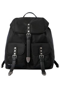 Svart nylonryggsäck med en klaff, två framfickor, metallbeslag och dekorativa remmar. Har ett topphandtag och justerbara axelremmar.