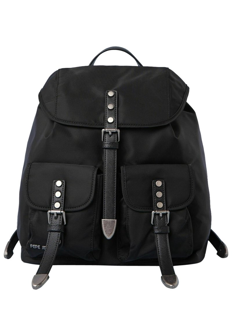 Svart nylonryggsäck med en klaff, två framfickor, metallbeslag och dekorativa remmar. Har ett topphandtag och justerbara axelremmar.