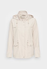 Chaqueta ligera beige con capucha, cierre frontal, dos grandes bolsillos y detalles con cordón en la cintura y la capucha. Textura de tela suave.