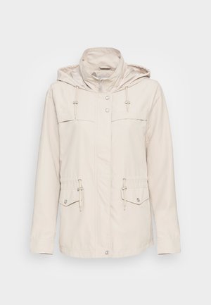 Bež lagana jakna s kapuljačom, prednjim zatvaračem, dvije velike džepove i navezivanjem oko struka i kapuljače. Glatka tekstura tkanine.