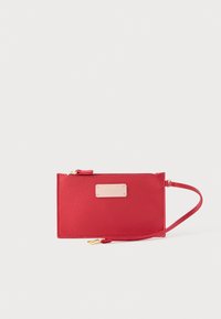 Punane nahast tõmblukuga käekott kuldsete detailide, eemaldatava rihma ja tekstuurse viimistlusega. Esiküljel on väike kuldne logoplaat.