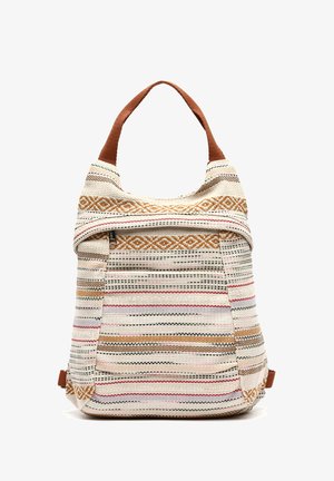 Tkaninska torba z večbarvnimi črtami v bež, rdeči in rjavi barvi. Ima rjavo ročico in zložljiv zgornji del z geometrijskimi podrobnostmi.