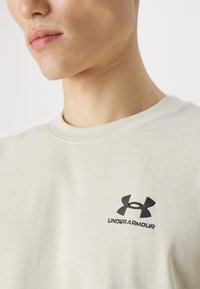 Under Armour LOGO HEAVYWEIGHT - Pamata T-krekls - silt/black
