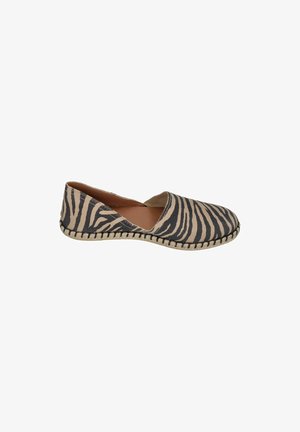 Zapato espadrille slip-on con tejido estampado de cebra en negro y beige y costuras visibles de la suela de yute trenzado sobre fondo blanco.