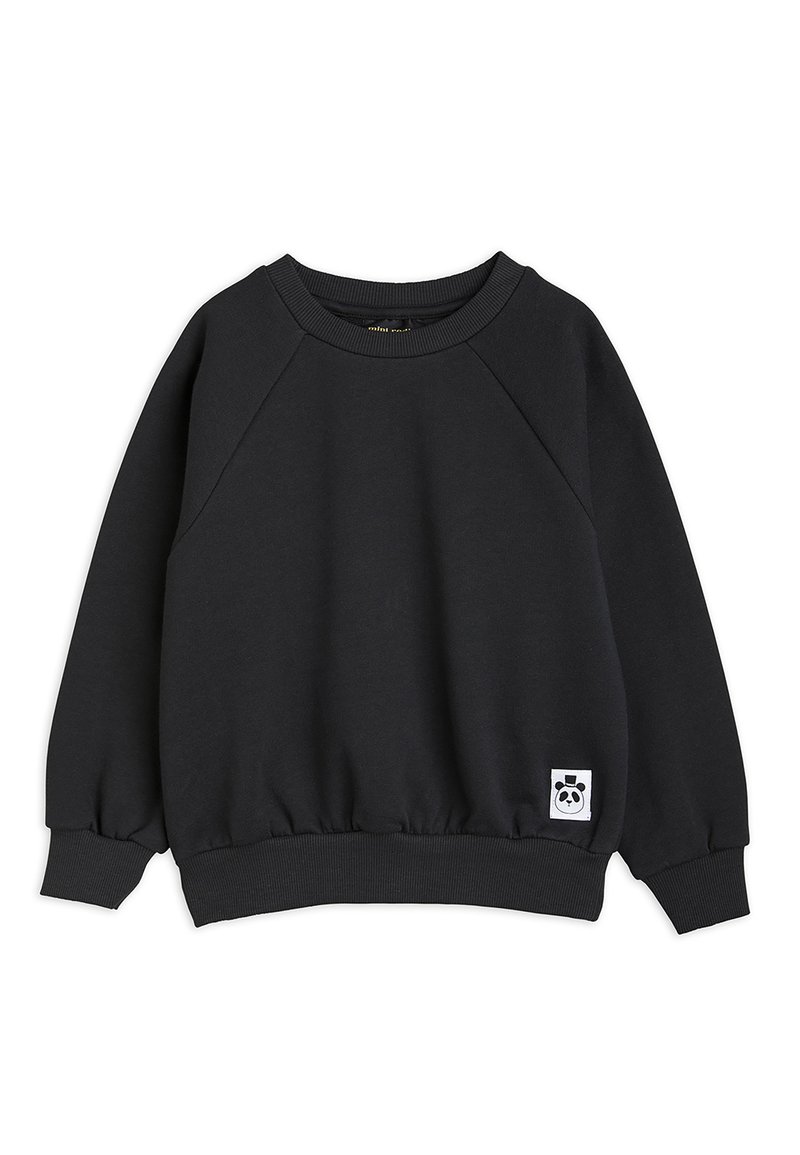 Svart hettegenser med raglanermer, elastisk nederkant og mansjetter. Har en liten hvit panda-logo nederst til høyre. Laget av mykt materiale.