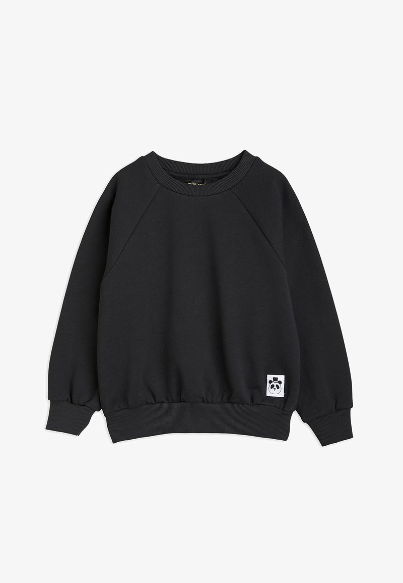 Svart hettegenser med raglanermer, elastisk nederkant og mansjetter. Har en liten hvit panda-logo nederst til høyre. Laget av mykt materiale.