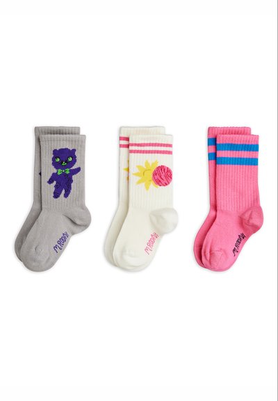 Τρία ζευγάρια πολύχρωμες παιδικές κάλτσες: γκρι με μωβ γάτα, λευκή με ήλιο και ροζ μπάλα, και ροζ με μπλε ρίγες.