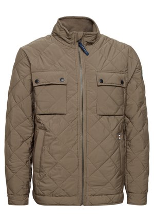 Padded rjuh zeleni plašč z visokim ovratnikom, dvema žepoma na prsih s snap zapiranjem, stranskima žepoma in sprednjim zadrgo. Ima teksturirano blago.