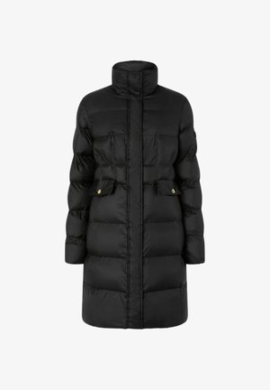 Cappotto imbottito lungo nero con collo alto, zip frontale, due tasche con pattina e bottoni dorati, e cuciture orizzontali trapuntate.