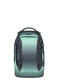 Sac à dos avec un design dégradé en teal et gris foncé, fabriqué en tissu durable. Comprend des bretelles rembourrées et plusieurs compartiments zippés.