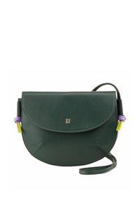 Borsa a tracolla verde in pelle con una patta arrotondata, presenta accenti viola e gialli sulla tracolla e un logo dorato sul fronte.