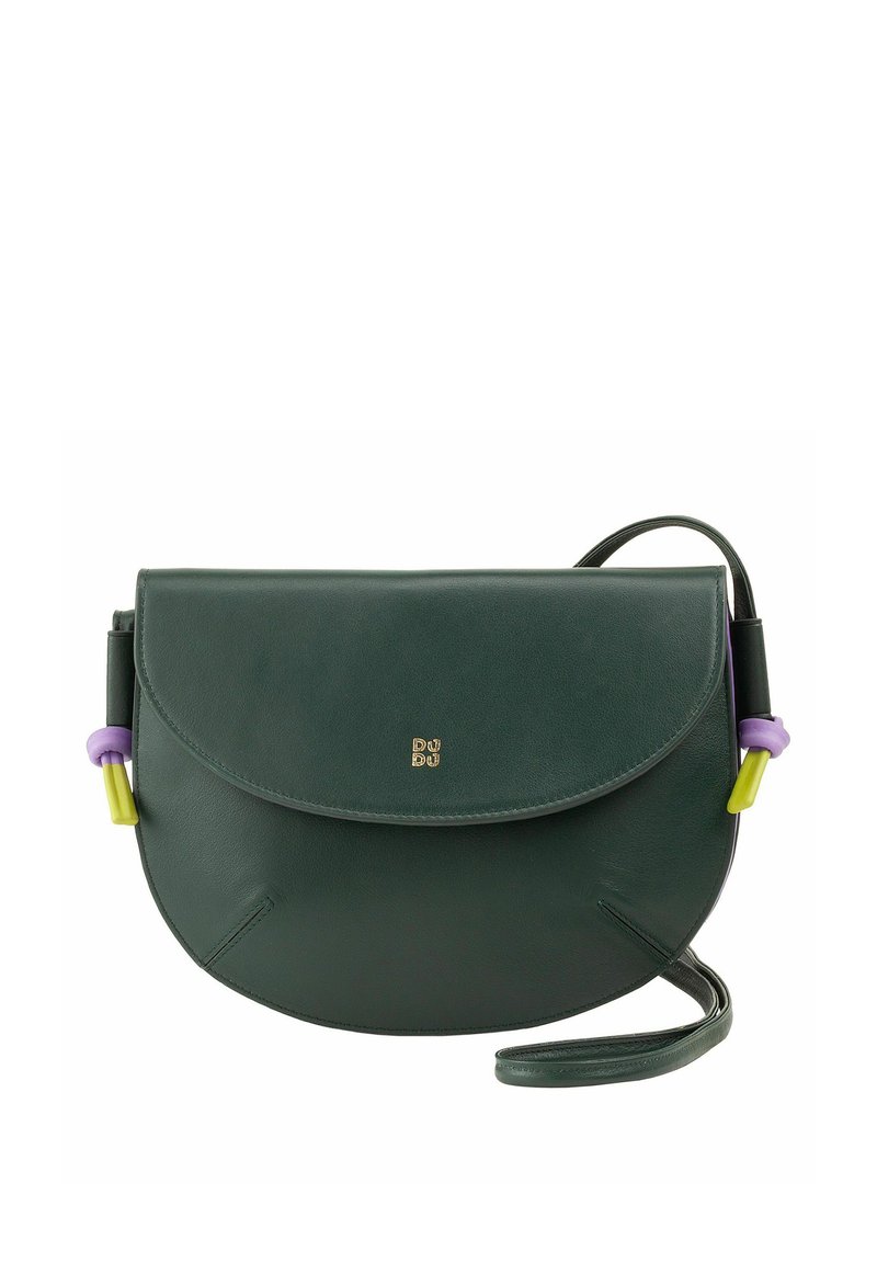 Borsa a tracolla verde in pelle con una patta arrotondata, presenta accenti viola e gialli sulla tracolla e un logo dorato sul fronte.