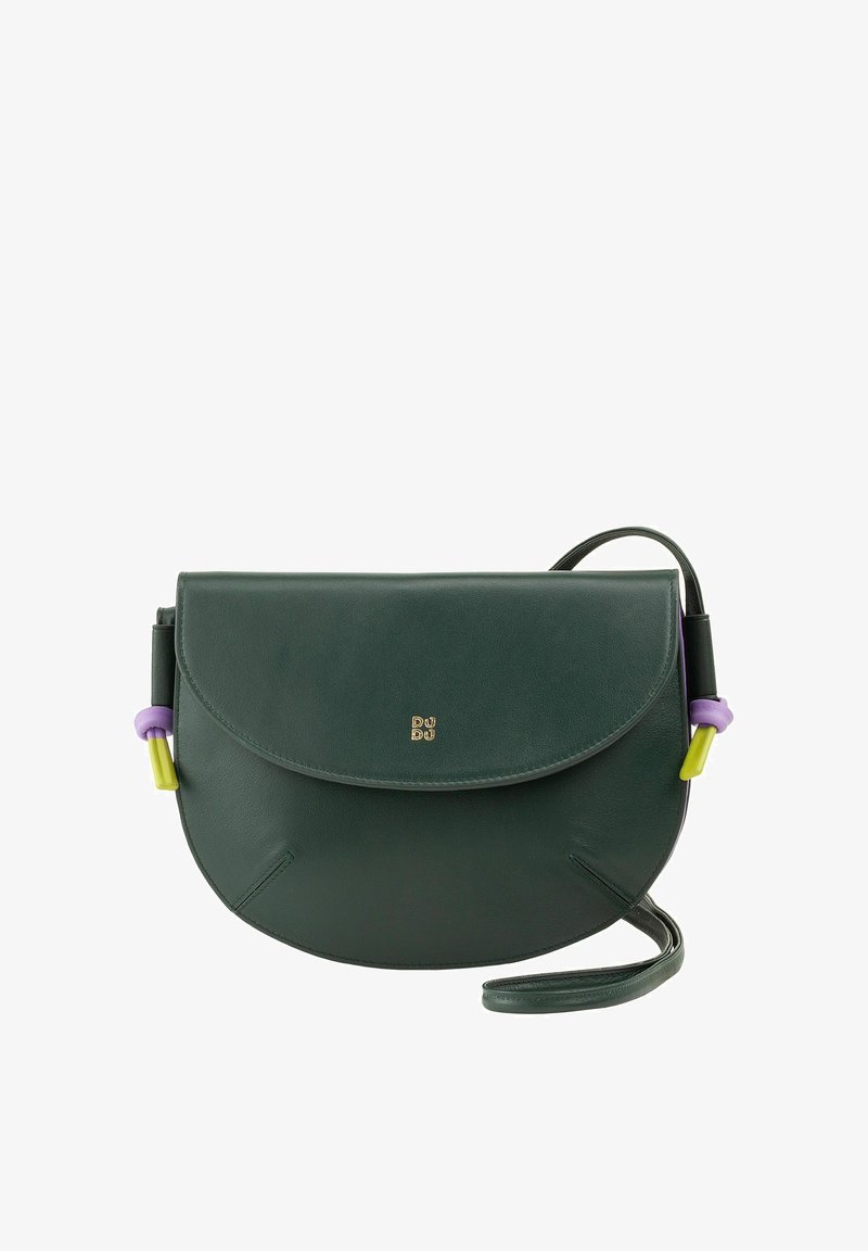 Bolso cruzado de cuero verde con solapa redondeada, que presenta acentos en púrpura y amarillo en la correa y un logotipo dorado en la parte frontal.
