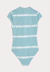 Maillot de bain une pièce bleu clair à manches courtes, avec des rayures horizontales blanches et un tissu texturé. Vue de dos.