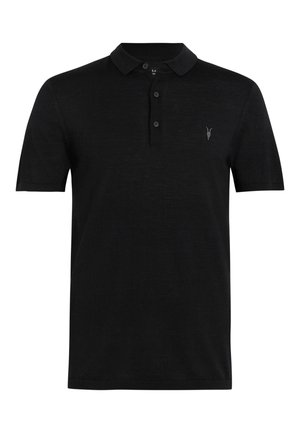 Polo negro de tejido suave, con cuello, tapeta de tres botones y un logo bordado en el lado izquierdo del pecho.