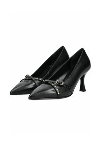 Chaussures à talons hauts en cuir noir avec des orteils pointus, dotées d'accents cloutés et d'une bride avec une boucle à travers le pied moyen.