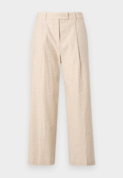 Pantalon beige taille haute avec imprimé animalier subtil, jambes larges droites, pli avant, passants pour ceinture et fermeture à bouton.