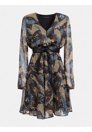 Sukienka z długim rękawem w wzór moro w odcieniach brązu, niebieskiego i czerni, z białymi kropkami, dekoltem w serek oraz czarnym paskiem związanym w talii.