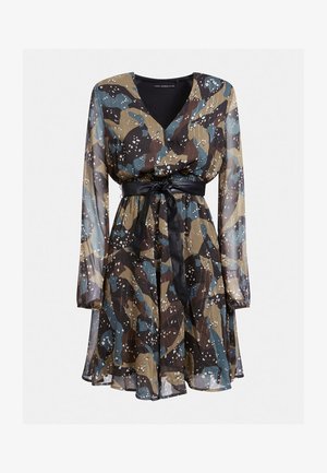 Robe à manches longues à motif camouflage avec des nuances de marron, bleu et noir, des taches blanches, un décolleté en V et une ceinture noire nouée à la taille.