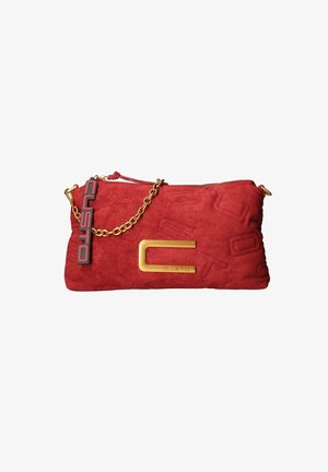 Rode suède clutch tas met een gouden kettingriem, ritsluiting en een reliëf logo ontwerp met een prominente metalen letter acccent.