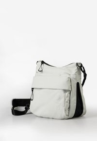 Borsa a tracolla compatta di colore grigio chiaro con tasca frontale, zip nera, tracolla nera regolabile e scomparto laterale in rete.