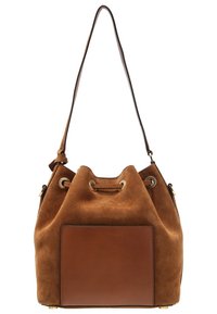 Un sac seau en daim marron avec un accent en cuir lisse, fermeture à cordon, et une seule sangle d'épaule. Comprend des œillets en métal et une poche plate à l'avant.