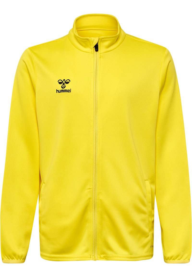 Geel zip-up jack gemaakt van soepel, lichtgewicht stof. Heeft een hoge kraag, zijzakken en een zwart logo op de bovenste linkerkant van de borst.
