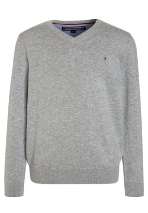 Jasnoszary sweter z dzianiny z długimi rękawami, dekoltem w serek i małym logo Tommy Hilfiger na lewym biuście.