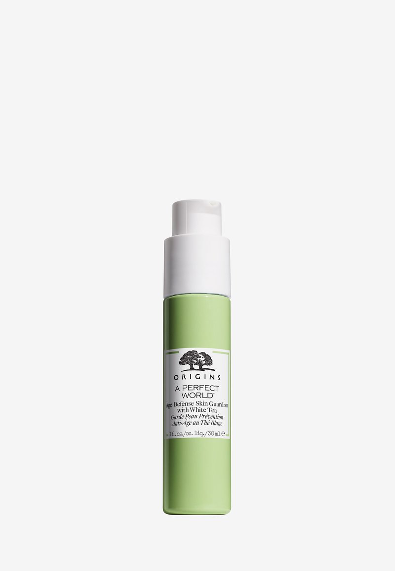 Groene cilinderfles met een witte pompdeksel, gelabeld "Origins A Perfect World," met 30 ml leeftijdsverdedigende huidbeschermer.