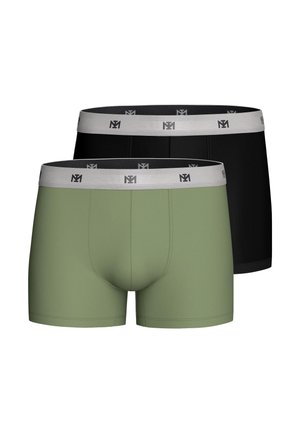 Zwei Herrenboxershorts, eine olivgrün und eine schwarz, jeweils mit einem grauen Bund mit einem wiederholenden schwarzen Logomuster.