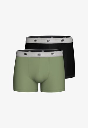 Zwei Herrenboxershorts, eine olivgrün und eine schwarz, jeweils mit einem grauen Bund mit einem wiederholenden schwarzen Logomuster.