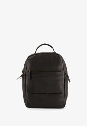 Černý kožený batoh s horním uchem, přední kapsou na zip, jemnými švy a hladkým povrchem. Klasický design pro každodenní použití.