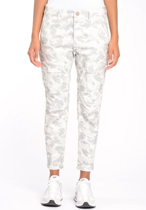 Lysegrå og hvide camouflage cargobukser med klaplommer, båret med hvide sneakers og en hvid top, vist fra talje til ankler.