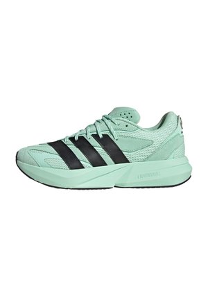 Baskets athlétiques vert clair avec des bandes noires Adidas, dessus en mesh rembourré et semelle épaisse coussinée estampillée "Lightstrike."