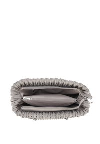Borsa a spalla in tessuto grigio con texture arricciata, dotata di un ampio interno, due scomparti con zip e dettagli in hardware argentato.