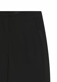 Schwarze Maßanzughosen aus glattem Stoff, mit flachem Frontdesign und seitlichen Taschen. Das Design umfasst gebügelte Falten für einen eleganten Look.